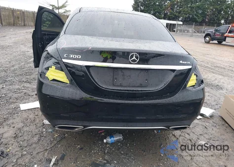 2018 Mercedes-Benz C 300 4Matic z USA, uszkodzony, nr VIN WDDWF4KB9JR397046